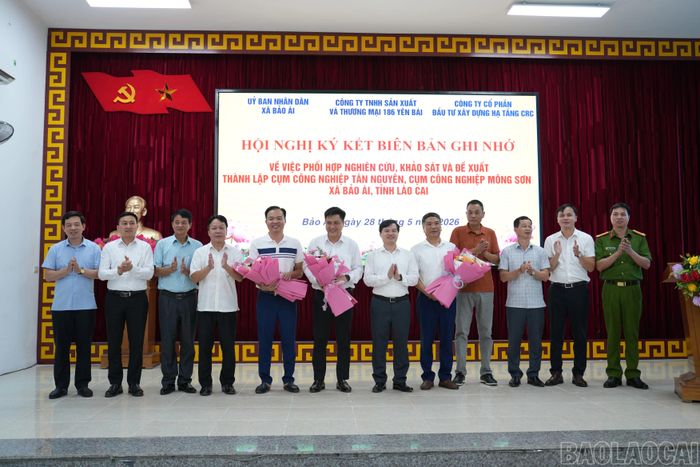 Lãnh đạo Sở Công Thương và xã Bảo Ái tặng hoa chúc mừng các doanh nghiệp tham gia ký kết hợp tác nghiên cứu, khảo sát và đề xuất đầu tư xây dựng hạ tầng cụm công nghiệp trên địa bàn.