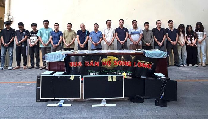 Các đối tượng cùng tang vật tại cơ quan Công an.