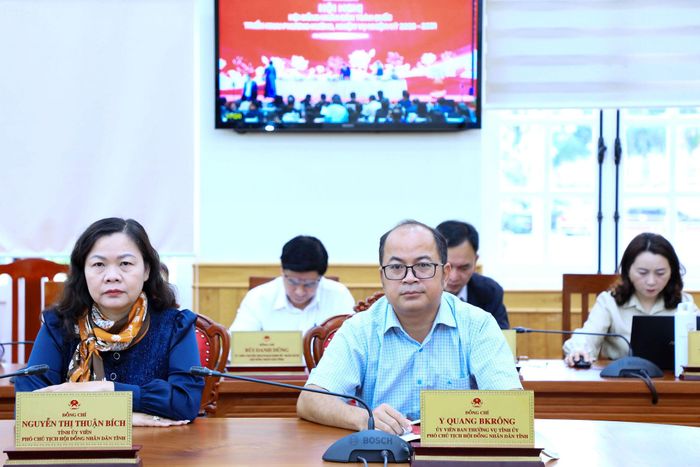 Phó Chủ tịch HĐND tỉnh Lâm Đồng Y Quang BKrông và Nguyễn Thị Thuận Bích dự và theo dõi hội nghị