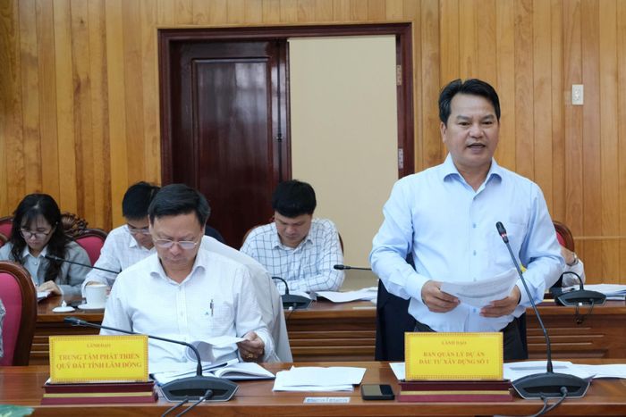Đại diện lãnh đạo Ban Quản lý dự án đầu tư xây dựng số 1 nêu báo cáo tình hình