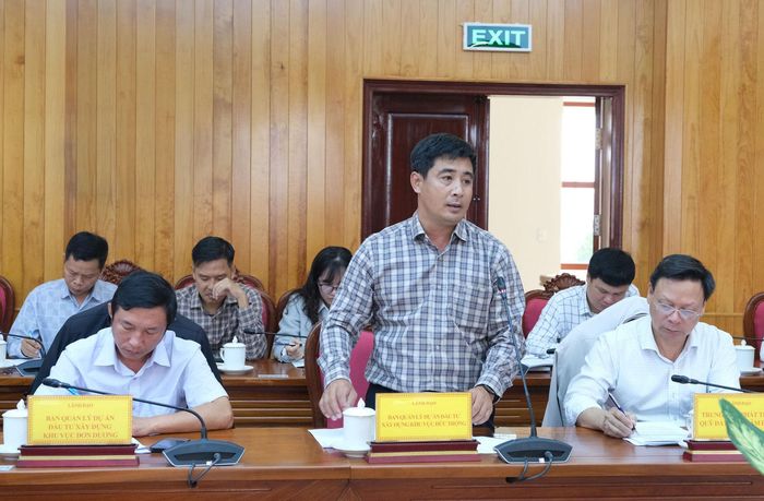 Đại diện Ban quản lý Dự án đầu tư xây dựng khu vực Đức Trọng nêu báo cáo tình hình
