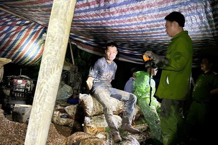 Bên trong các lán trại khai thác vàng trái phép và lực lượng chức năng bắt giữ các đối tượng (Hình ảnh do lực lượng chức năng cung cấp)