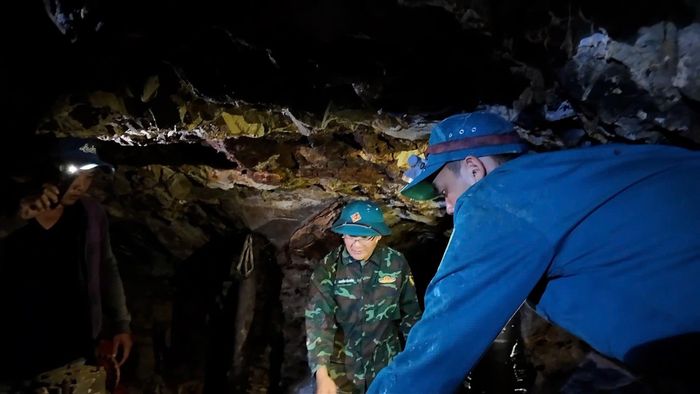 Ông Nguyễn Tiến Điền, Bí thư Đảng ủy xã Tà Năng có mặt trực tiếp tại hiện trường để chỉ đạo, xử lý