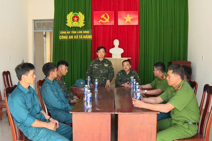 Bí thư Đảng ủy và Chủ tịch UBND xã Tà Năng chủ trì họp triển khai nhiệm vụ tại chốt kiểm soát