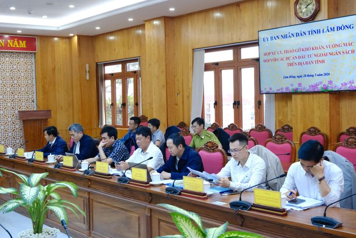 Đại diện lãnh đạo các sở, ngành, đơn vị tham dự buổi làm việc