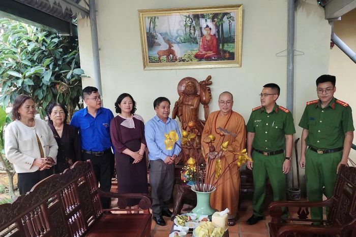 Đồng chí Đỗ Quốc Tuân, Phó Bí thư Thường trực Đảng ủy xã thăm, chúc mừng lễ Phật đản