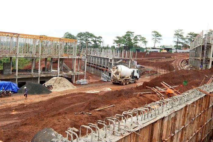 Theo báo cáo, do giá nhiên liệu tăng cao, thiếu nhân công đã tác động tới tiến độ thực hiện các công trình