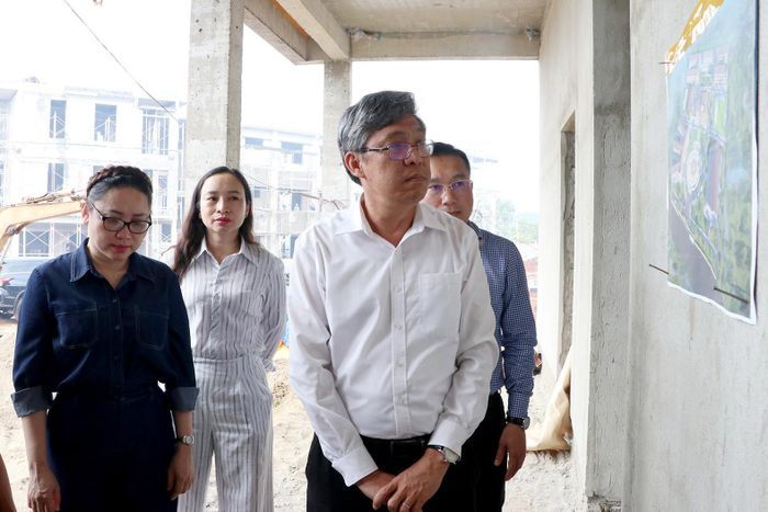 Đồng chí Nguyễn Minh, Tỉnh ủy viên, Phó Chủ tịch UBND tỉnh yêu cầu các đơn vị thi công đẩy nhanh tiến độ xây dựng gắn với bảo đảm chất lượng công trình