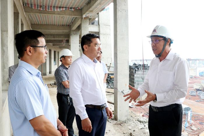 Phó Chủ tịch UBND tỉnh Lâm Đồng Nguyễn Minh tới kiểm tra tiến độ xây dựng Trường Phổ thông Nội trú liên cấp Tiểu học và THCS Thuận An, xã Thuận An