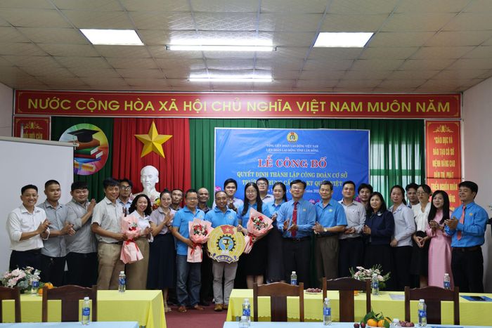 Đại diện Liên đoàn Lao động tỉnh Lâm Đồng cùng Ban Giám hiệu và Ban Chấp hành Công đoàn cơ sở Trường Trung cấp Kinh tế - Kỹ thuật Quốc Việt chụp hình lưu niệm tại buổi lễ