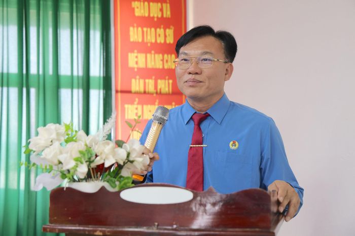 Ông Đoàn Văn Sự, Phó Chủ tịch kiêm Trưởng Ban Công tác Công đoàn Liên đoàn Lao động tỉnh Lâm Đồng dự, phát biểu tại buổi lễ