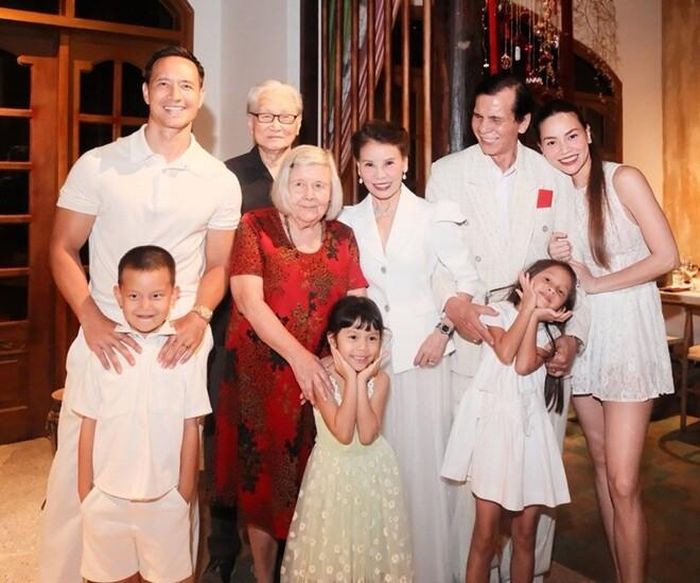 Bố mẹ ruột và bố mẹ chồng của Hồ Ngọc Hà có mối quan hệ thân thiết.