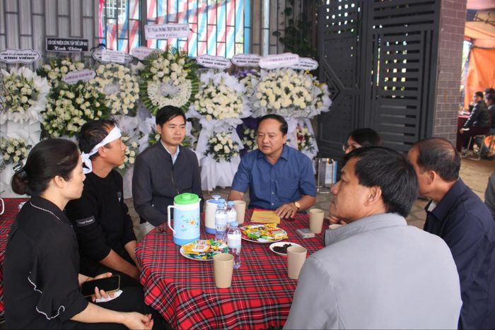 Ủy ban MTTQ Việt Nam tỉnh Lâm Đồng cùng đại diện địa phương đã đến thăm hỏi, động viên, chia sẻ trước những mất mát của gia đình cháu P.T.N
