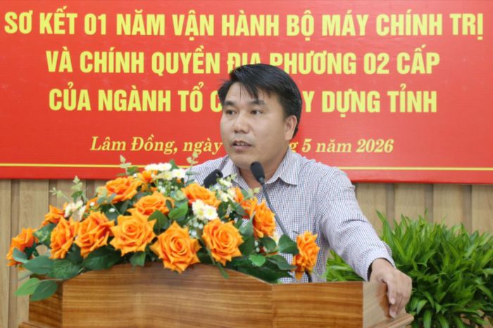 Đồng chí Mai Văn Trung, Trưởng Phòng Tổ chức Đảng – Đảng viên, Ban Tổ chức Tỉnh ủy báo cáo tại hội nghị