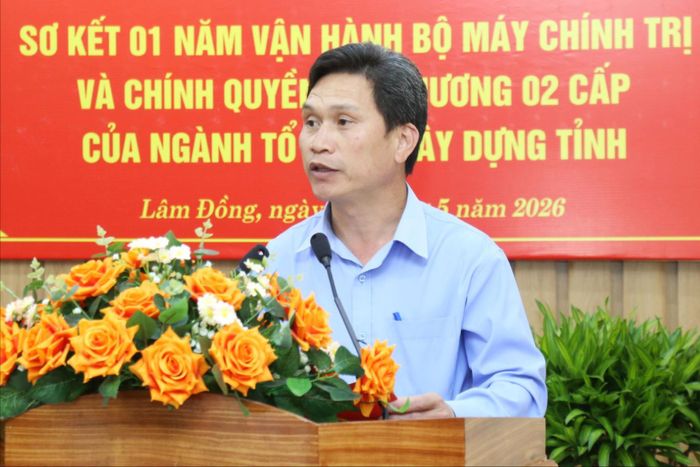 Đồng chí Lục Hoàng Hùng, Phó Chánh Văn phòng Ban Tổ chức Tỉnh ủy Lâm Đồng báo cáo tại hội nghị