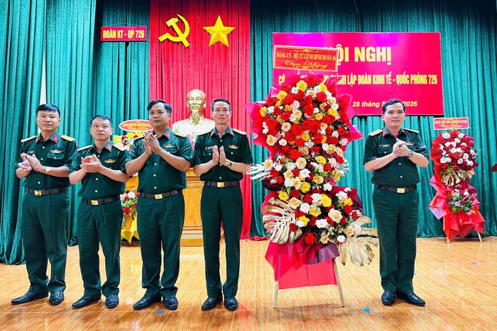 Đại tá Trịnh Phạm Hòa, Bí thư Đảng ủy, Phó Tư lệnh Binh đoàn 16 tặng hoa chúc mừng Đoàn kinh tế - quốc phòng 726