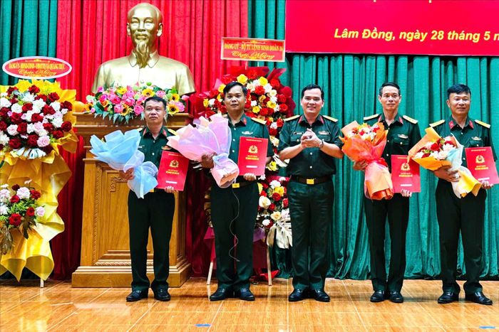 Lãnh đạo Binh đoàn 16 trao quyết định công tác cán bộ chủ chốt Đoàn kinh tế - quốc phòng 726