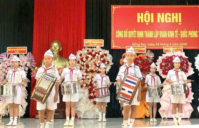 Đội văn nghệ thiếu niên nhi đồng xã Đắk Nhau, TP Đồng Nai chúc mừng Hội nghị công bố quyết định thành lập Đoàn kinh tế - quốc phòng 719