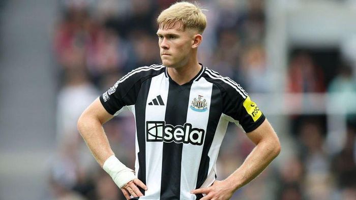 MU khó mua Lewis Hall sau khi Barca chiêu mộ Gordon.
