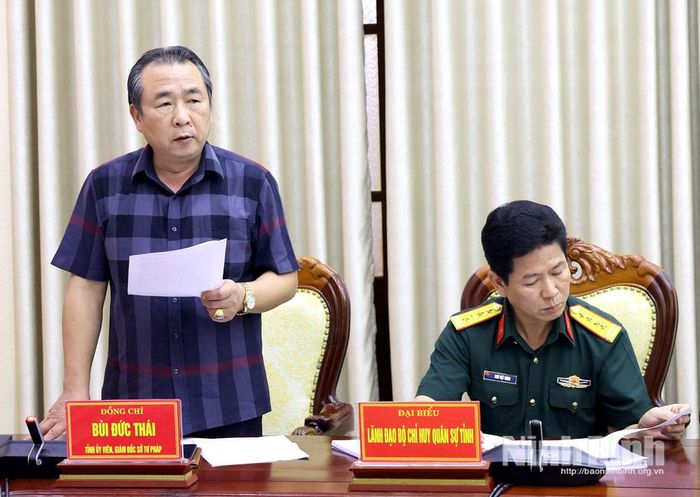 Đồng chí Bùi Đức Thái, Tỉnh ủy viên, Giám đốc Sở Tư pháp phát biểu tại hội nghị.