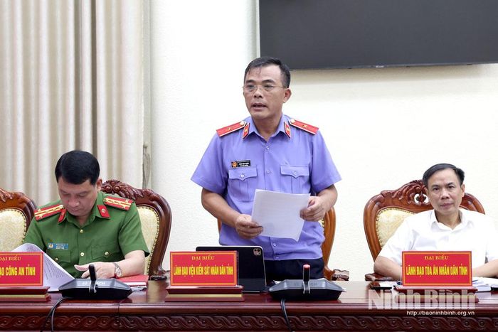 Đại diện lãnh đạo Viện Kiểm sát nhân dân tỉnh phát biểu ý kiến tại hội nghị.