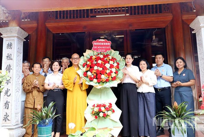 Đồng chí Trần Thị Thoa, Phó Chủ tịch Ủy ban MTTQ Việt Nam tỉnh tặng hoa chúc mừng Thượng tọa Thích Thanh Đoàn, Ủy viên Thường trực Ban Trị sự Giáo hội Phật giáo Việt Nam tỉnh, Trưởng Ban đại diện Phật giáo liên xã Xuân Trường, Trụ trì chùa Thọ Vực, xã Xuân Giang.