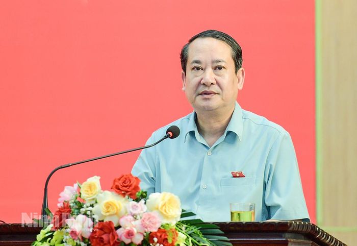 Đồng chí Mai Văn Tuất, Phó Bí thư Tỉnh ủy, Trưởng Đoàn ĐBQH tỉnh phát biểu kết luận buổi tiếp xúc cử tri.