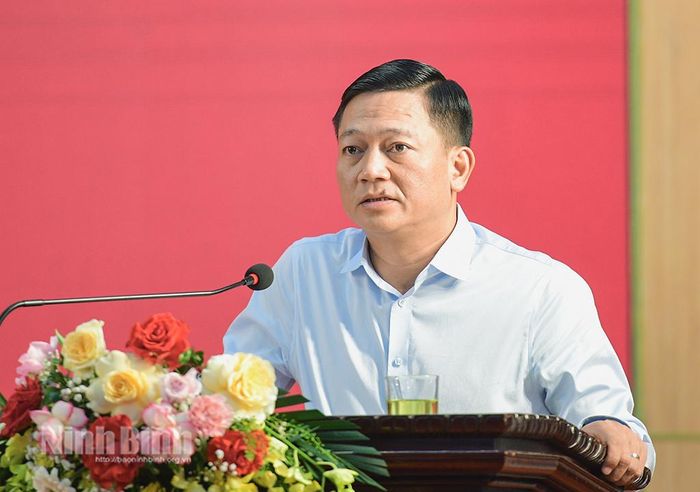 Đồng chí Nguyễn Cao Sơn, Tỉnh ủy viên, Phó Chủ tịch UBND tỉnh phát biểu tại buổi tiếp xúc cử tri.