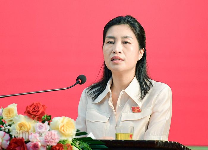 Đồng chí Nguyễn Thị Nhung, Tỉnh ủy viên, Trưởng Ban Kinh tế - Ngân sách HĐND tỉnh trình bày Báo cáo tóm tắt tình hình thực hiện nhiệm vụ phát triển kinh tế - xã hội 6 tháng đầu năm và phương hướng, nhiệm vụ 6 tháng cuối năm 2026.