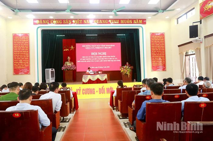 Quang cảnh hội nghị tiếp xúc cử tri.