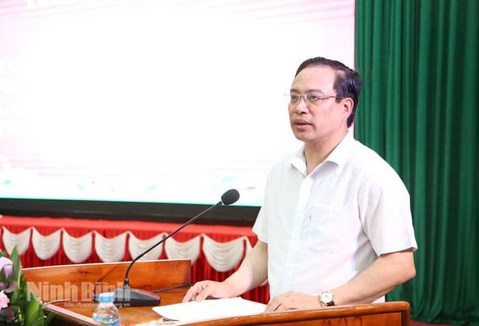 Đồng chí Đặng Thanh Sơn, Ủy viên Ban Thường vụ Tỉnh ủy, Phó Chủ tịch UBND tỉnh tiếp thu ý kiến kiến nghị của cử tri.