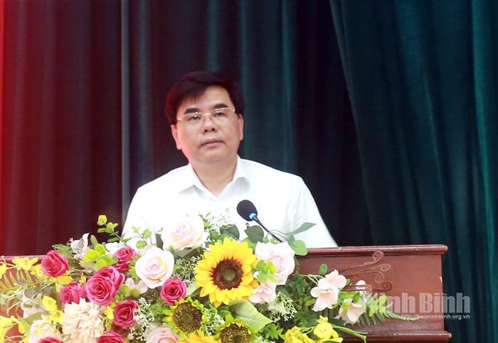 Đồng chí Nguyễn Hải Long, Tỉnh ủy viên,Phó Chủ tịch Ủy ban MTTQ Việt Nam tỉnh, Chủ tịch LĐLĐ tỉnh phát biểu tại hội nghị tiếp xúc cử tri.