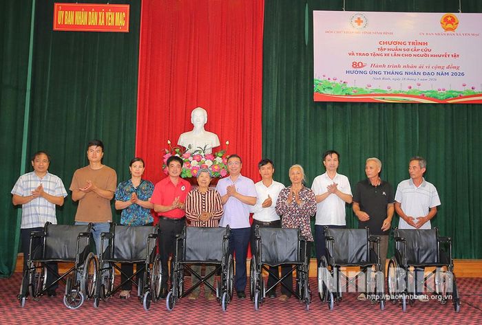 Lãnh đạo Hội Chữ thập đỏ tỉnh và lãnh đạo xã Yên Mạc trao tặng xe lăn cho người khuyết tật trên địa bàn xã.