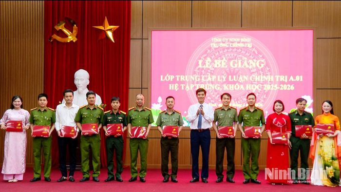 Đồng chí Phan Thành Công, Tỉnh ủy viên, Hiệu trưởng Trường Chính trị tỉnh trao bằng tốt nghiệp cho học viên lớp Trung cấp Lý luận chính trị A.01 hệ tập trung, khóa 2025 - 2026.