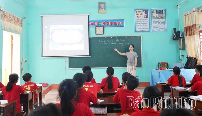 Nhà trường đẩy mạnh ứng dụng công nghệ thông tin trong các môn học.
