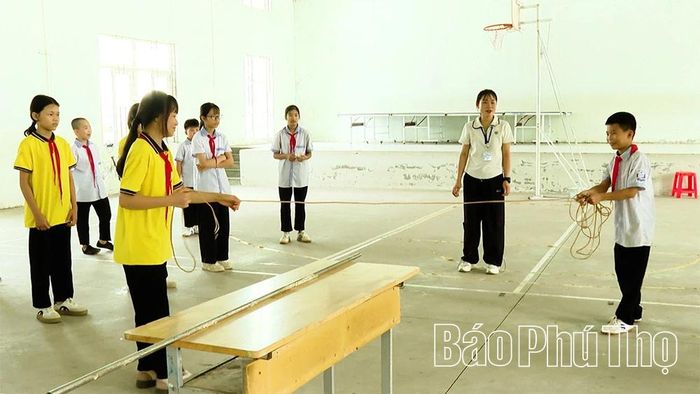 Học sinh Trường THCS Sơn Lôi thực hành tình huống sử dụng vật dụng hỗ trợ cứu người bị đuối nước từ trên bờ.