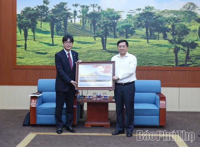 Công ty TNHH Toyota Boshoku Hà Nội trao tặng bức tranh Núi Phú Sĩ - biểu tượng của Nhật Bản cho đồng chí Chủ tịch UBND tỉnh Trần Duy Đông.