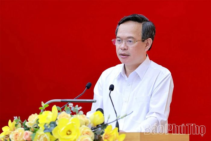 Đồng chí Giám đốc Sở Giáo dục và Đào tạo Trịnh Thế Truyền phát biểu thảo luận tại hội nghị.