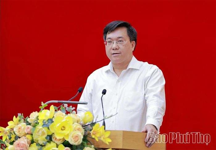 Đồng chí Chủ tịch UBND tỉnh Trần Duy Đông điều hành thảo luận tại hội nghị.
