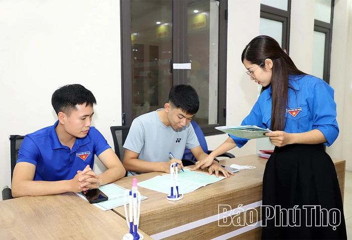 Tổ thanh niên xung kích xã Lâm Thao thường trực hỗ trợ, hướng dẫn người dân thực hiện quy trình giải quyết thủ tục hành chính và sử dụng các ứng dụng số tại Trung tâm Phục vụ hành chính công xã.