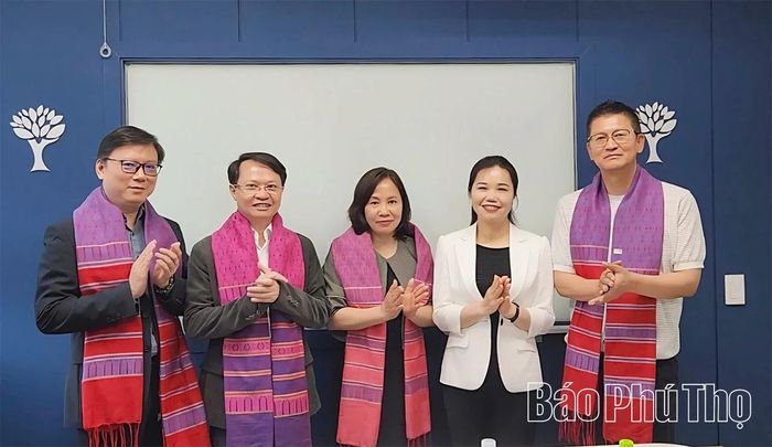 Phó Bí thư Tỉnh ủy Bùi Thị Minh tặng Tổng Hội người Việt và Văn phòng Khoa học công nghệ Việt Nam tại Hàn Quốc sản phẩm khăn dệt tay truyền thống của tỉnh Phú Thọ.