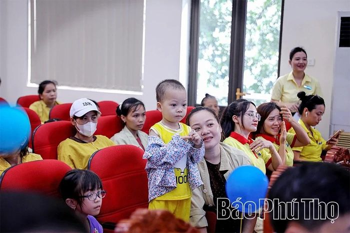 Mỗi phần quà được trao đều mang lại niềm vui và để lại nhiều cảm xúc tốt đẹp đối với các bệnh nhi và gia đình.