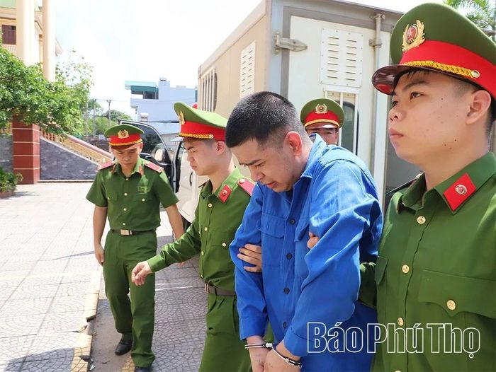 Bị cáo Lê Thanh Tú bị lực lượng chức năng dẫn giải vào Hội trường xét xử.