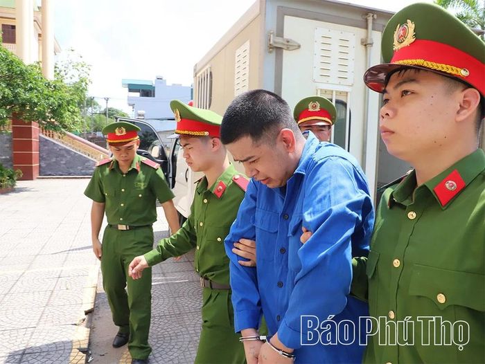 Bị cáo Lê Thanh Tú bị lực lượng chức năng dẫn giải vào Hội trường xét xử.
