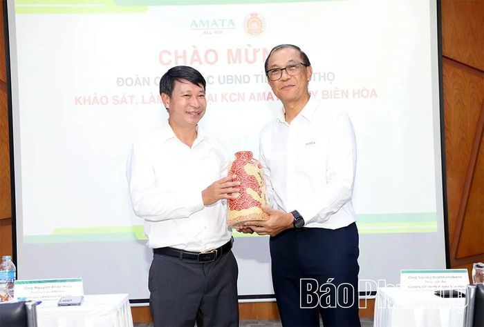 Tổng Giám đốc Công ty Cổ phần Đô thị Amata Biên Hòa Surakij Kiathanokorn tặng quà lưu niệm cho lãnh đạo tỉnh Phú Thọ.