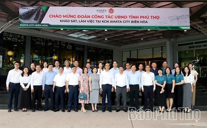 Lãnh đạo tỉnh Phú Thọ và lãnh đạo Tập đoàn Amata chụp ảnh lưu niệm tại KCN Biên Hòa.
