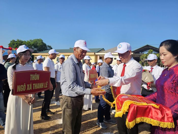 Đại diện chính quyền địa phương trao cờ lưu niệm cho các đội - Ảnh: T.P