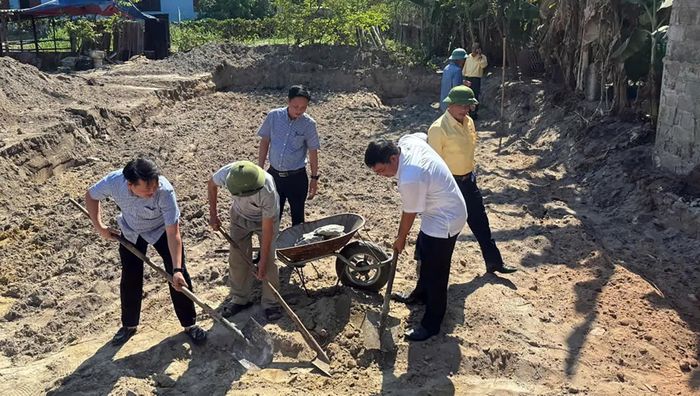 Các đại biểu khởi công nhà "Đại đoàn kết" tặng gia đình ông Nguyễn Ngọc Toa, tổ dân phố Diên Phúc - Ảnh: N.M