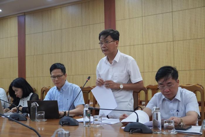 Đại diện Ban Quản lý Khu kinh tế tỉnh báo cáo công việc chuẩn bị đàm phán Hiệp định và nội dung rà soát, bổ sung hoàn thiện Đề án Khu thương mại qua biên giới Lao Bảo - Đen-sa-vẳn - Ảnh: H.L