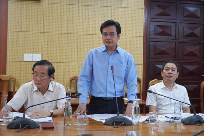 Đại diện lãnh đạo các sở, ngành, đơn vị liên quan tham gia ý kiến tại cuộc họp - Ảnh: H.L